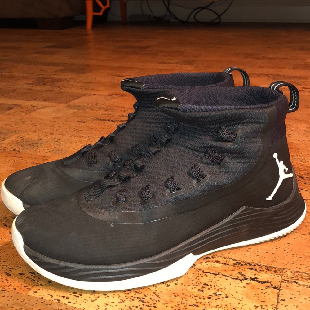 Black and White Jordan Ultra Fly 2, M 9.5